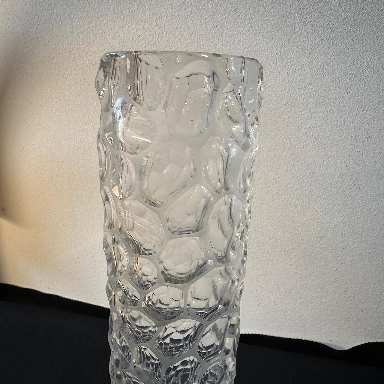 Vaso cilindrico in vetro trasparente martellato, anni '70 5
