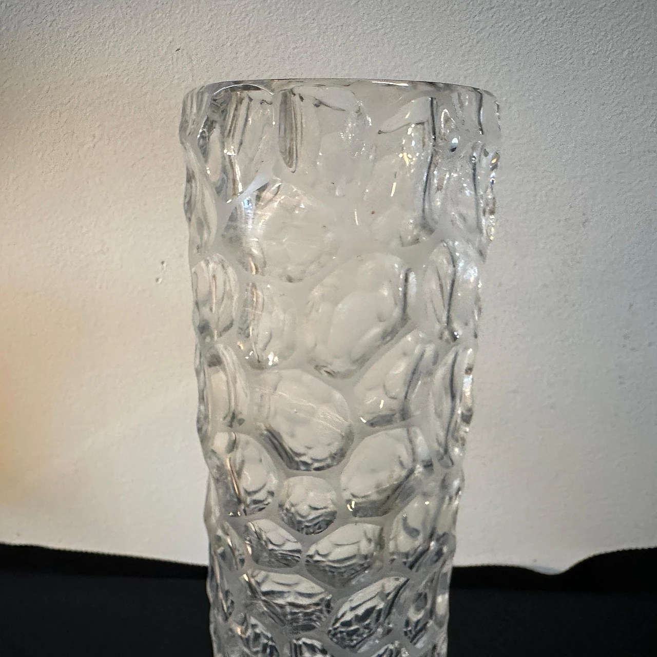 Vaso cilindrico in vetro trasparente martellato, anni '70 6