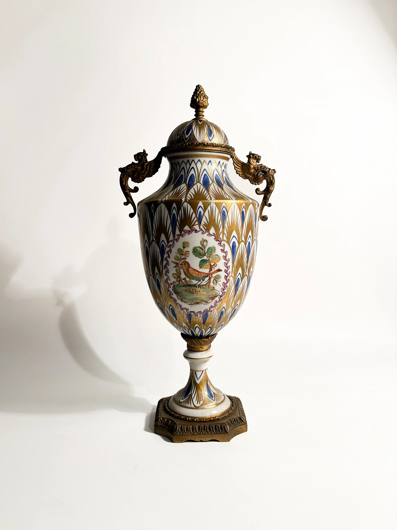 Vaso in porcellana di Sèvres e bronzo dipinto a mano, '800 1