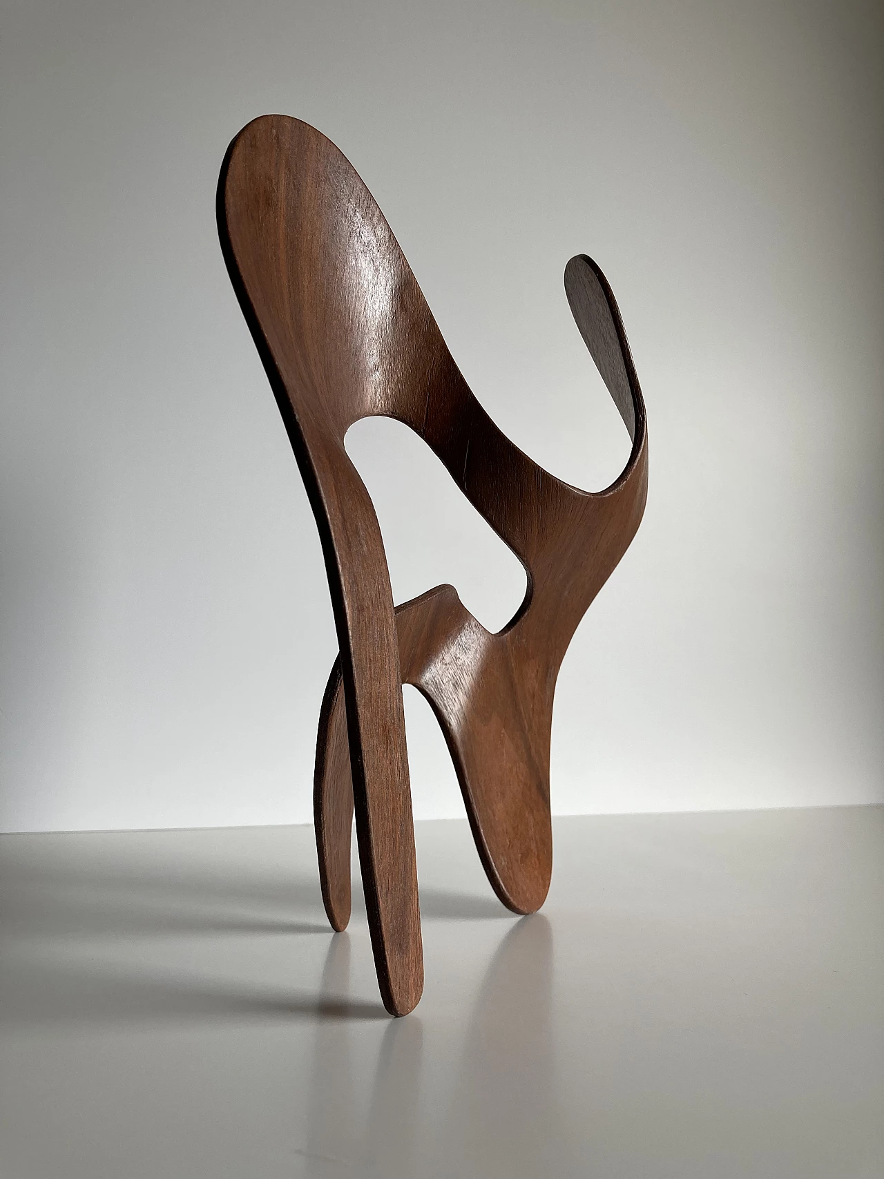 Charles Eames_ L'ombra non si piega, scultura in compensato curvato 2