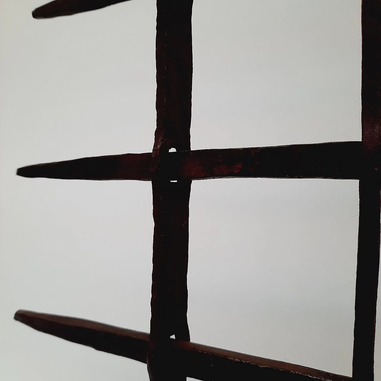 Black wrought iron grate with wooden base, 18th century 6