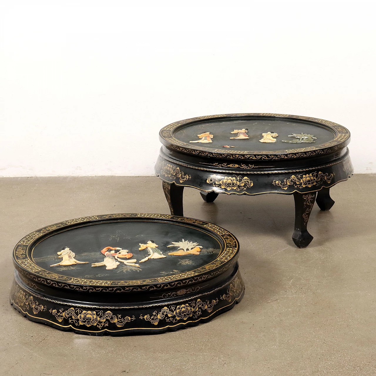Coppia di Tavolini in legno con motivi orientali dipinti color oro 3