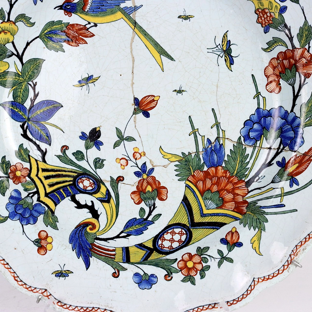 Majolica plate with polychrome naturalistic decoration, 19th century 4