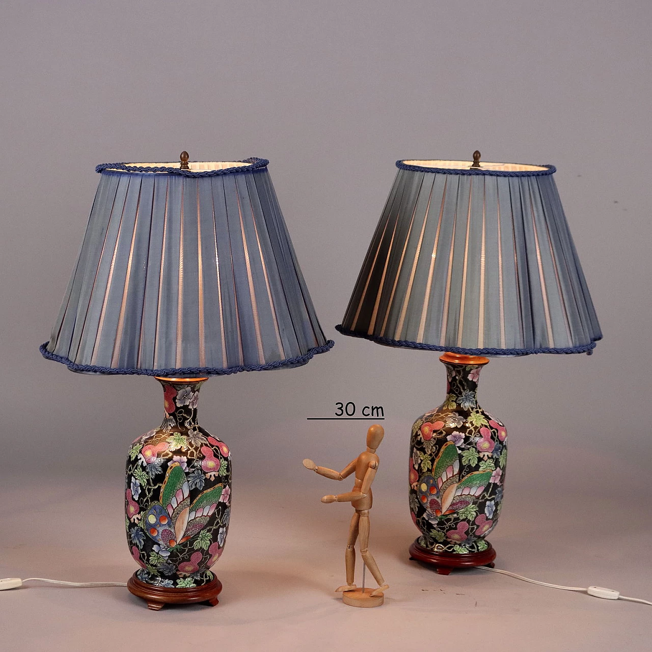 Pair of Chinese porcelain decorated table lamps with fabric shade, 1980s 2