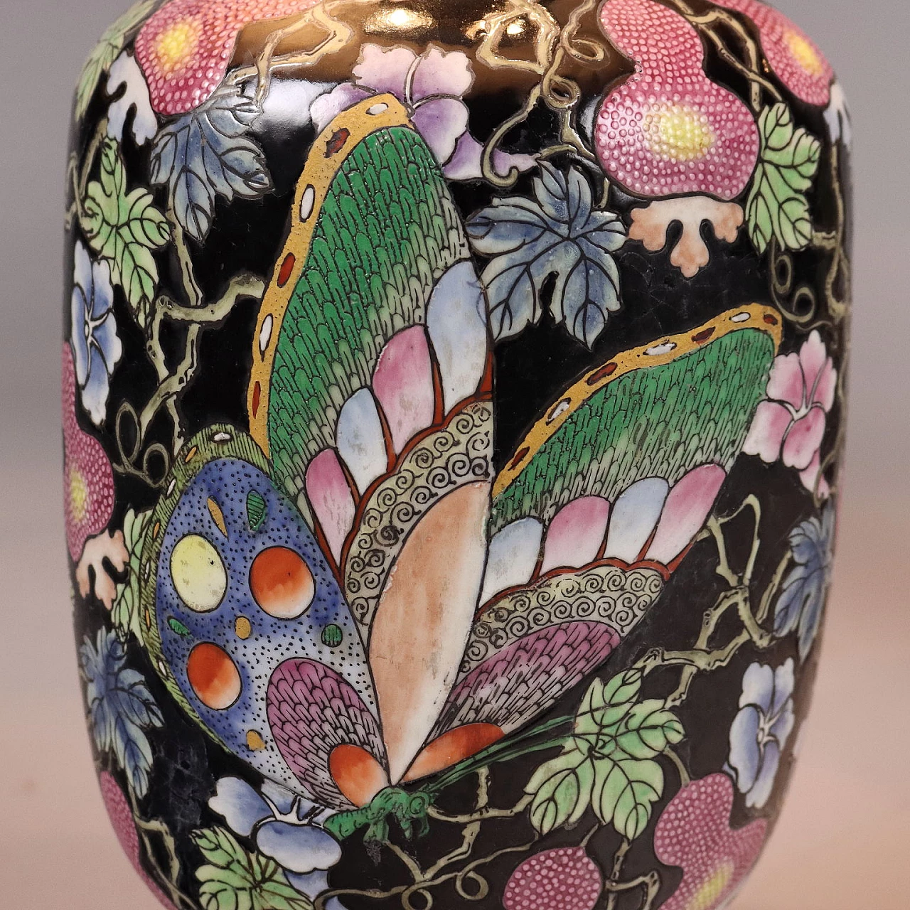 Coppia di lampade da tavolo in porcellana cinese decorata con paralume in tessuto, anni '80 4