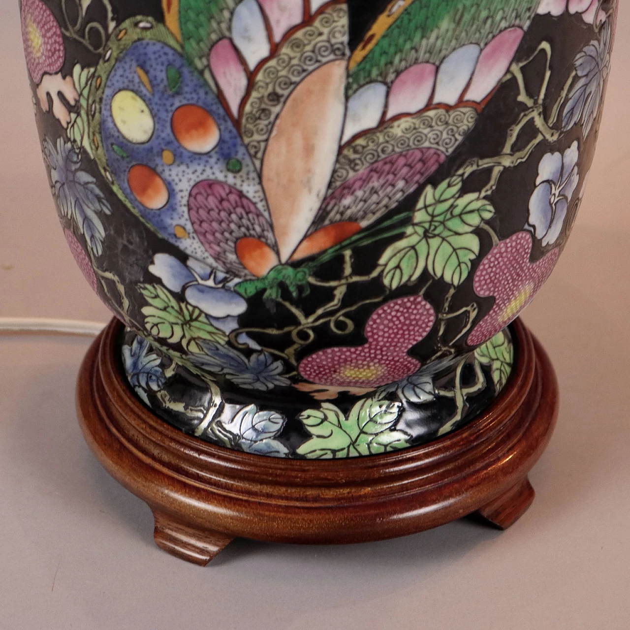 Coppia di lampade da tavolo in porcellana cinese decorata con paralume in tessuto, anni '80 9