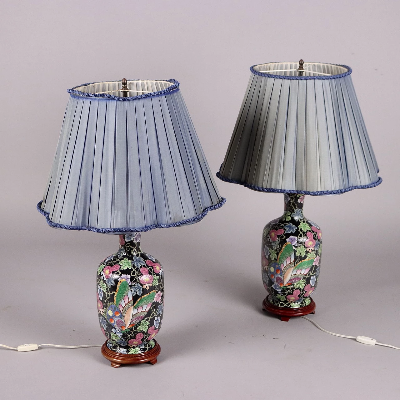 Coppia di lampade da tavolo in porcellana cinese decorata con paralume in tessuto, anni '80 10