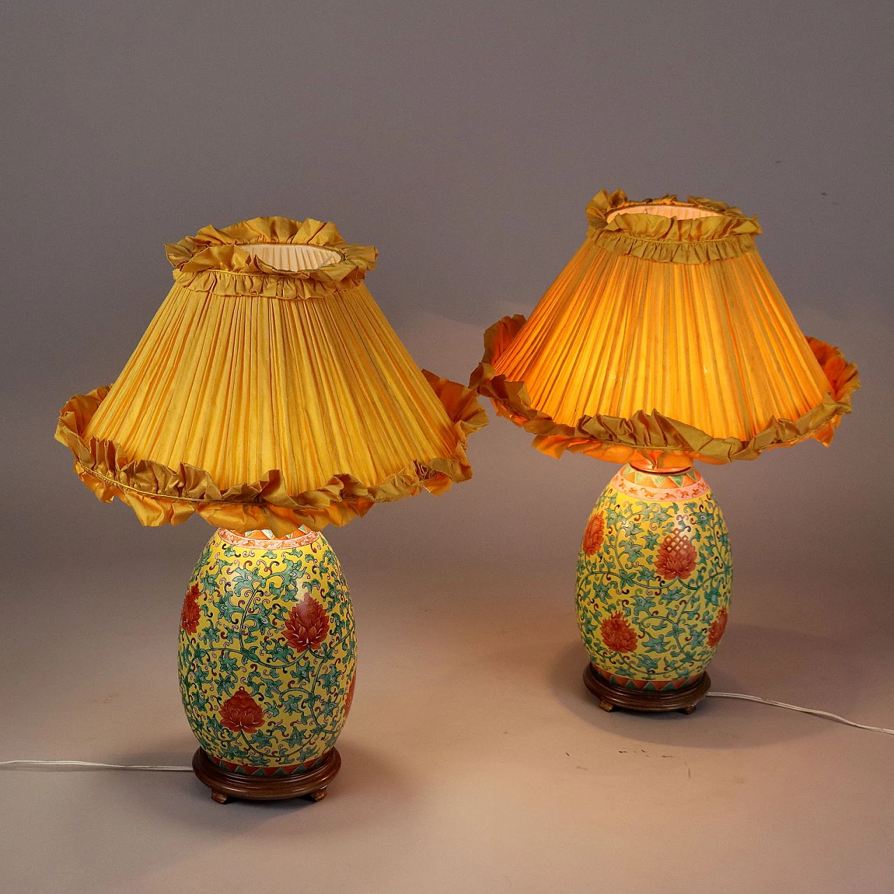 Coppia di lampade da tavolo cinesi in in porcellana decorata e tessuto, anni '80 1