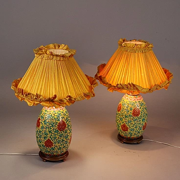 Coppia di lampade da tavolo cinesi in in porcellana decorata e tessuto, anni '80