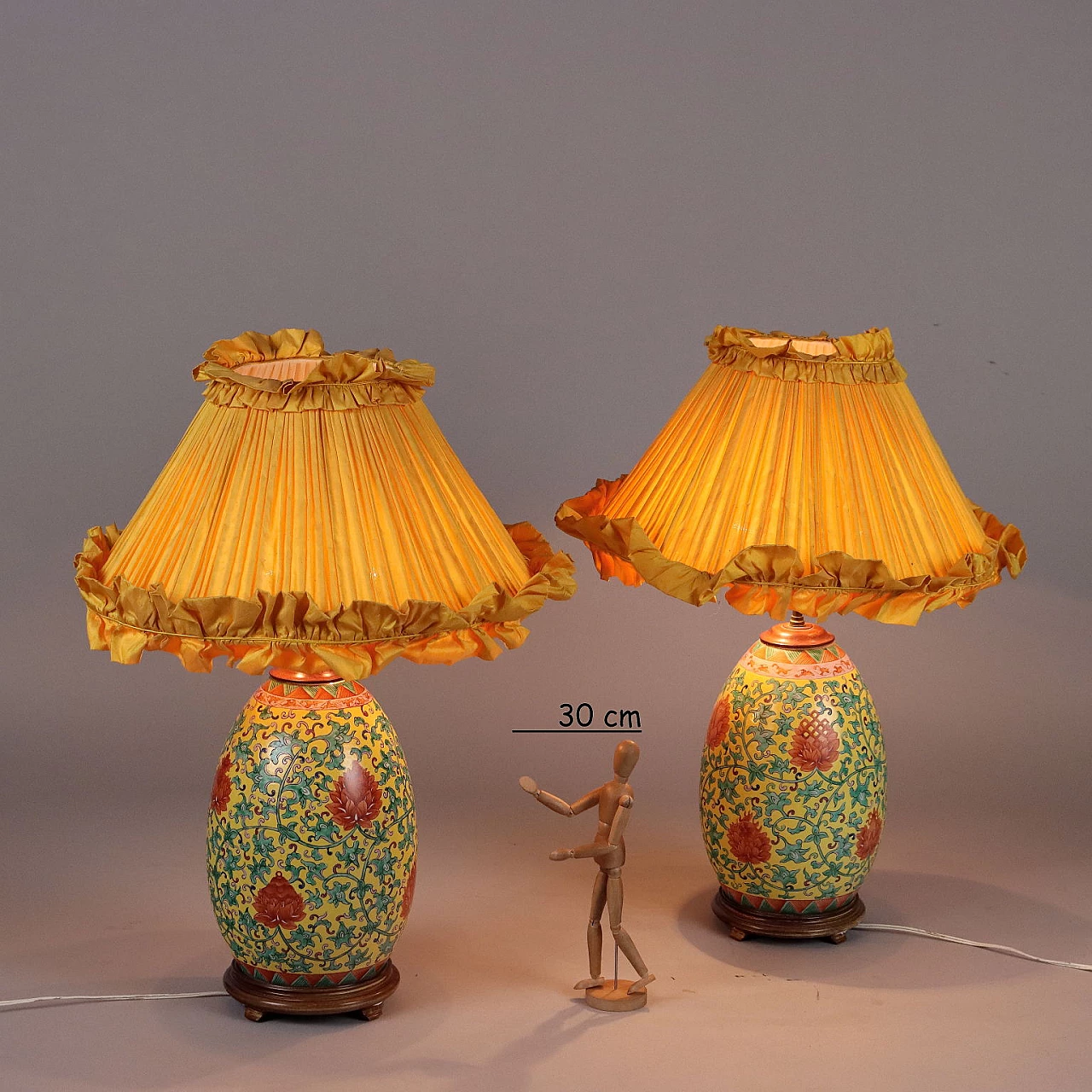 Coppia di lampade da tavolo cinesi in in porcellana decorata e tessuto, anni '80 2