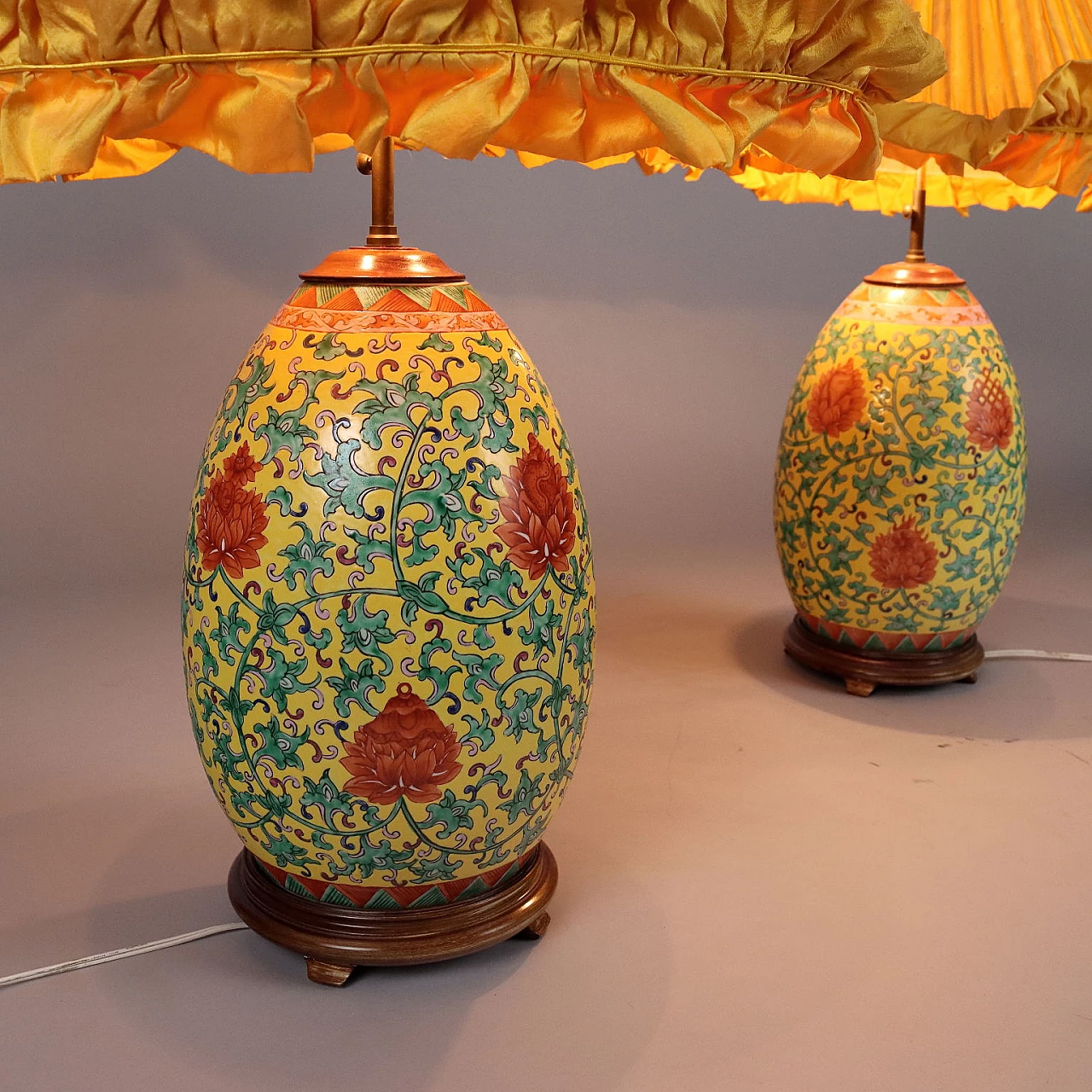 Coppia di lampade da tavolo cinesi in in porcellana decorata e tessuto, anni '80 3