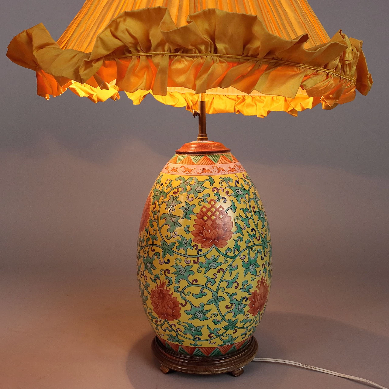 Coppia di lampade da tavolo cinesi in in porcellana decorata e tessuto, anni '80 4