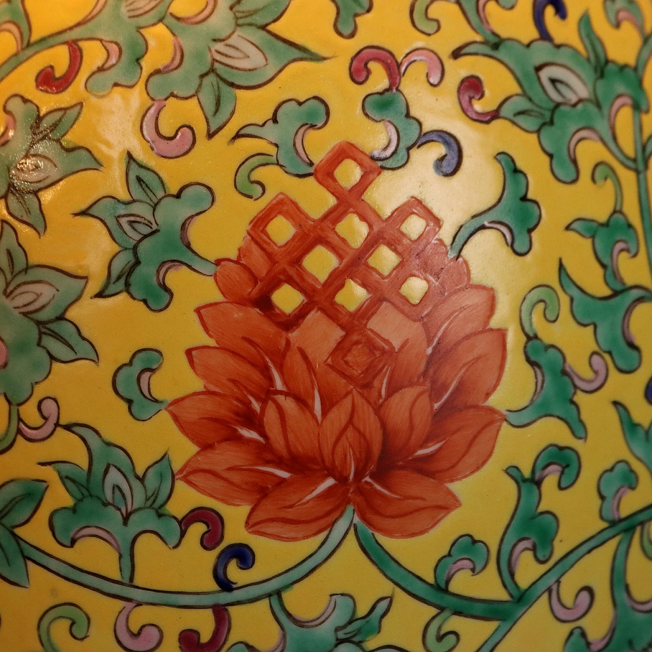Coppia di lampade da tavolo cinesi in in porcellana decorata e tessuto, anni '80 5