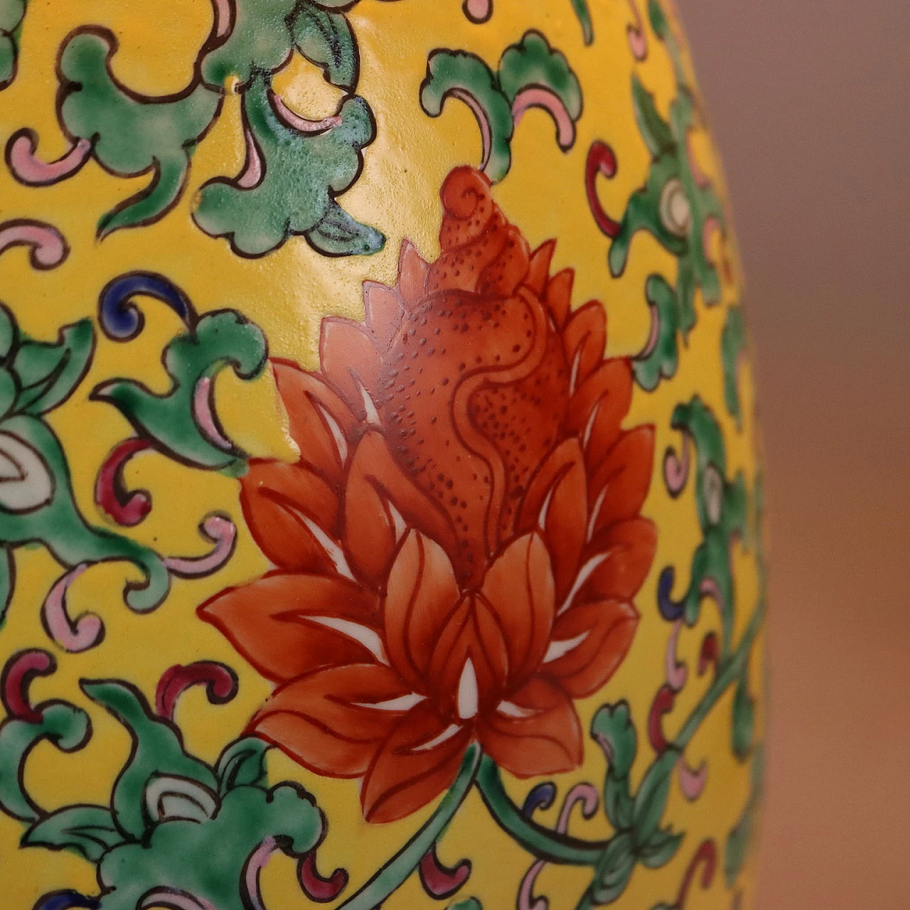 Coppia di lampade da tavolo cinesi in in porcellana decorata e tessuto, anni '80 6