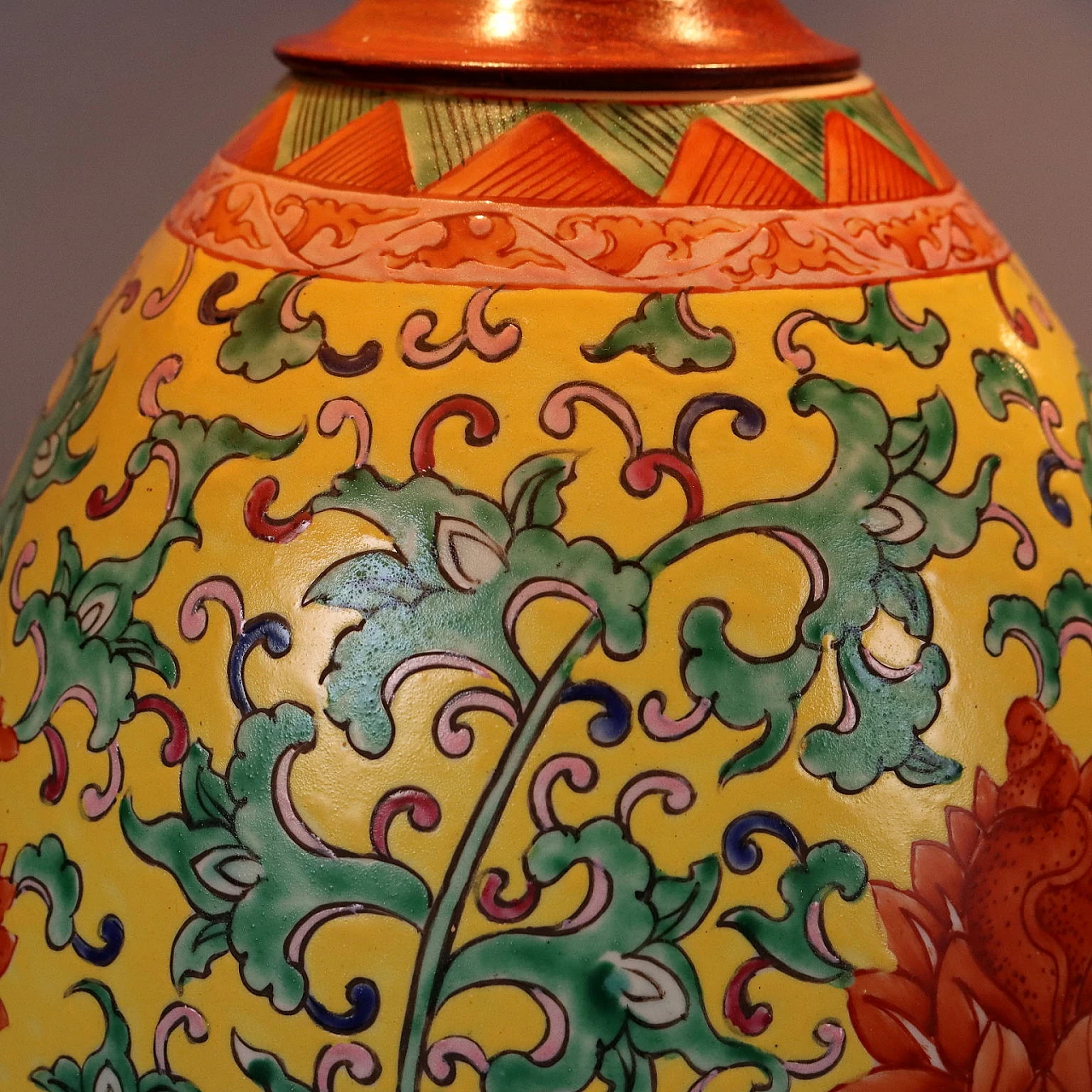 Coppia di lampade da tavolo cinesi in in porcellana decorata e tessuto, anni '80 7