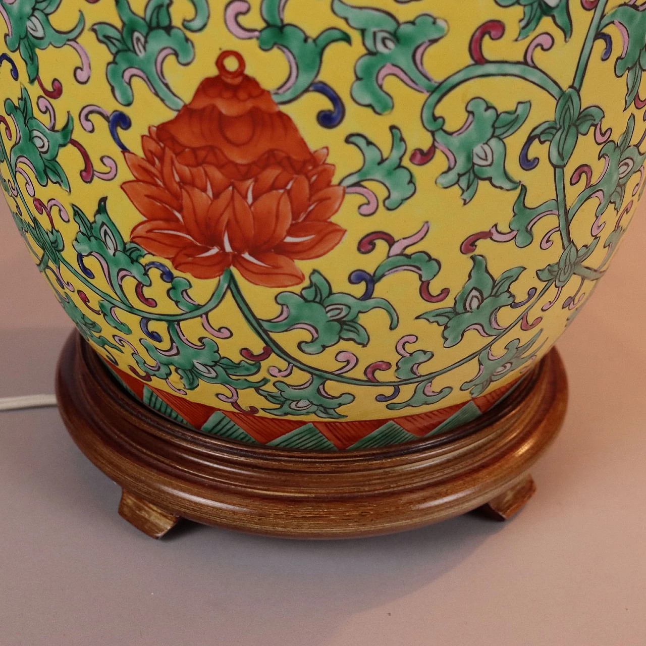 Coppia di lampade da tavolo cinesi in in porcellana decorata e tessuto, anni '80 8