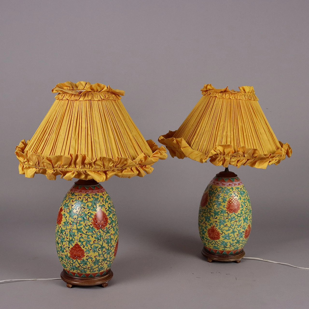 Coppia di lampade da tavolo cinesi in in porcellana decorata e tessuto, anni '80 10