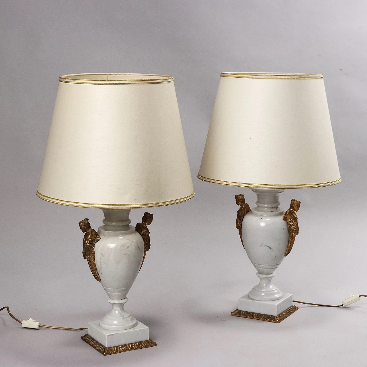 Coppia di lampade da tavolo in marmo bianco e bronzo dorato 1