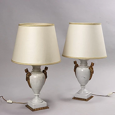 Coppia di lampade da tavolo in marmo bianco e bronzo dorato