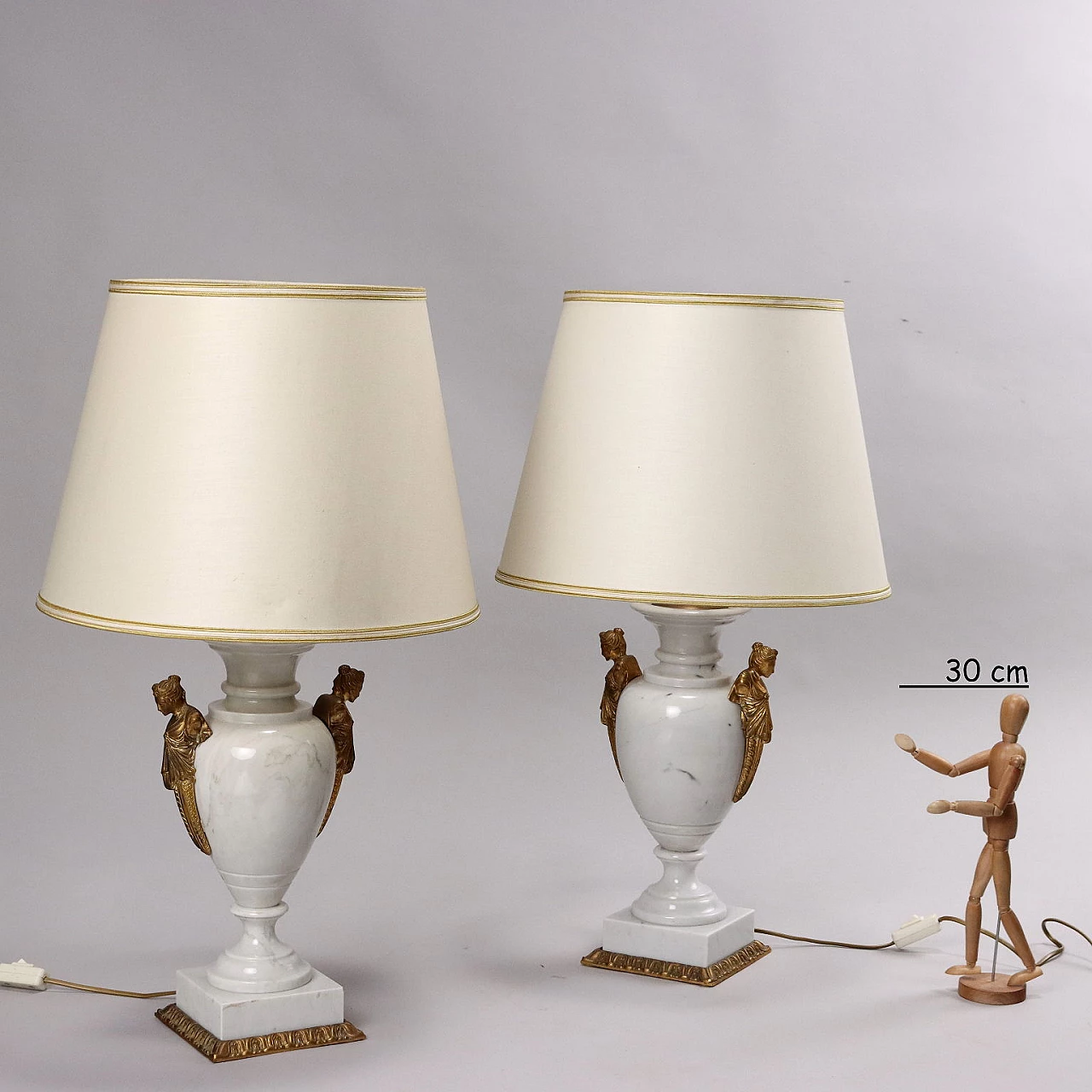 Coppia di lampade da tavolo in marmo bianco e bronzo dorato 2
