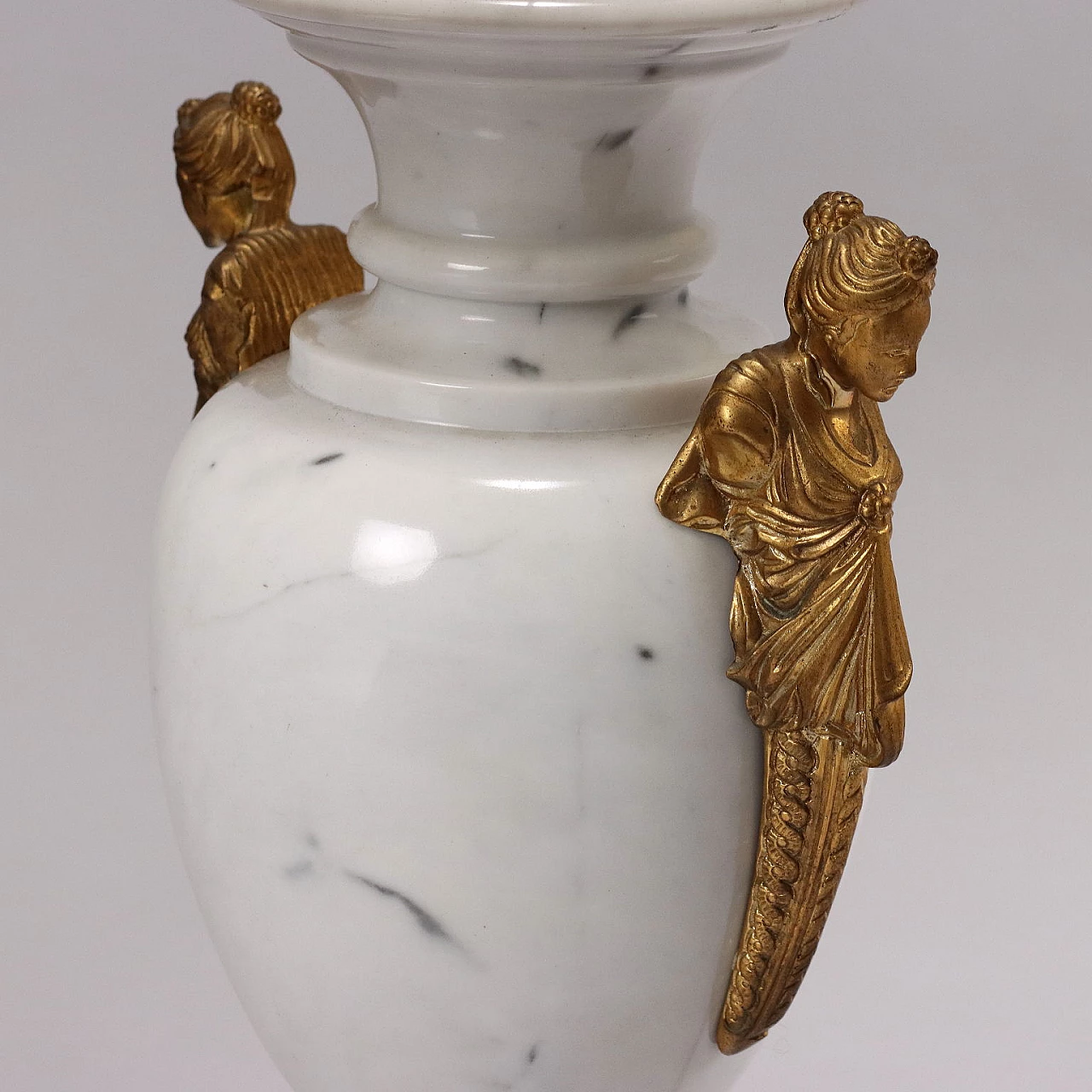 Coppia di lampade da tavolo in marmo bianco e bronzo dorato 3