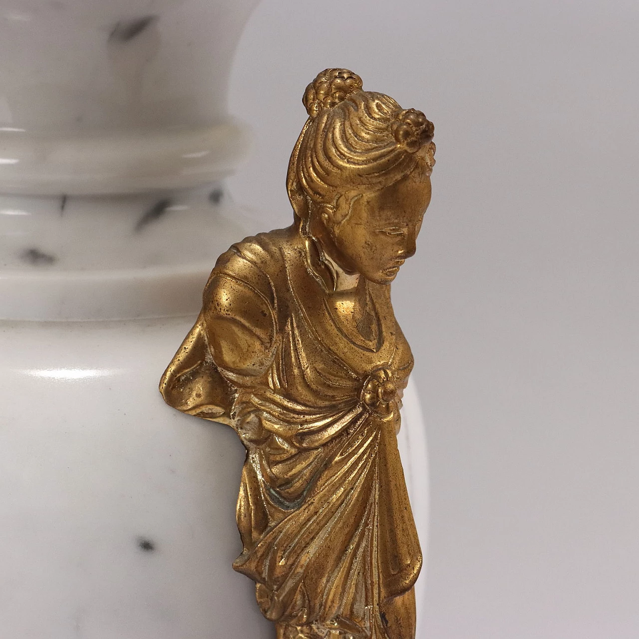 Coppia di lampade da tavolo in marmo bianco e bronzo dorato 4