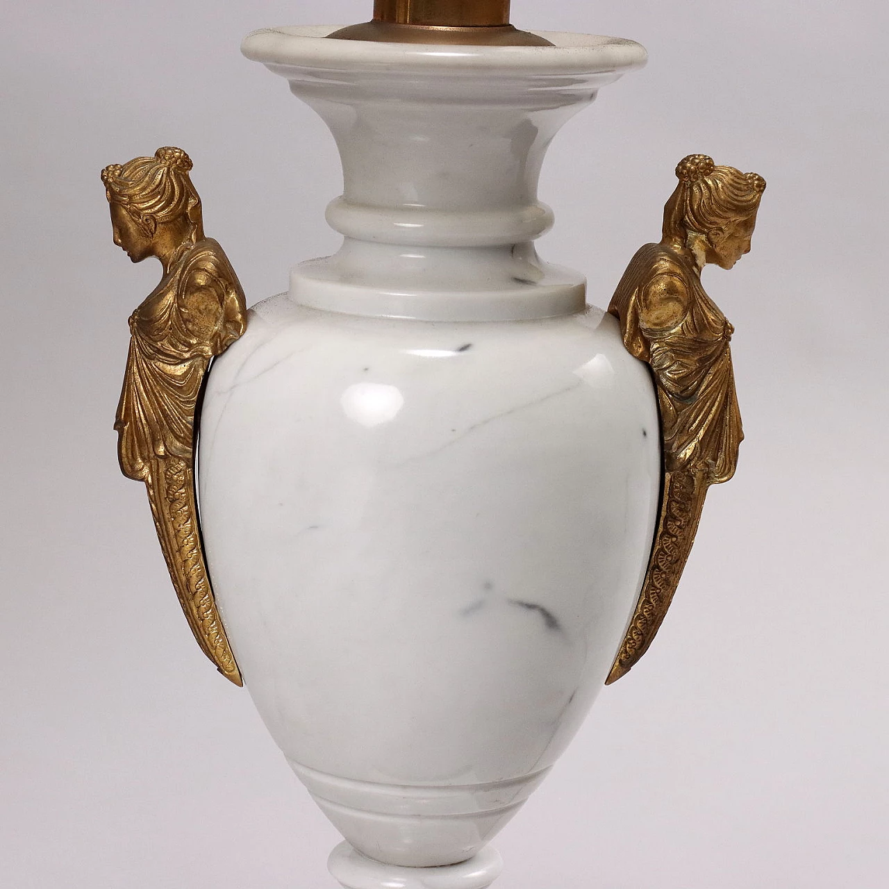 Coppia di lampade da tavolo in marmo bianco e bronzo dorato 6
