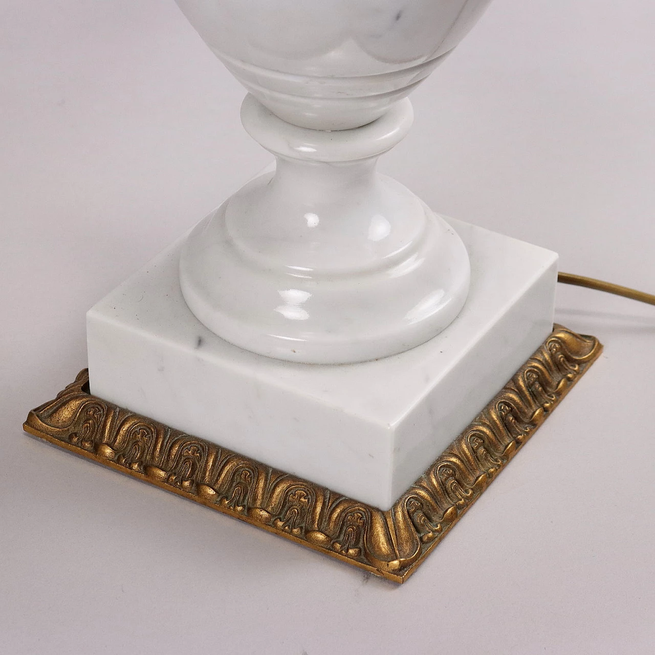 Coppia di lampade da tavolo in marmo bianco e bronzo dorato 8