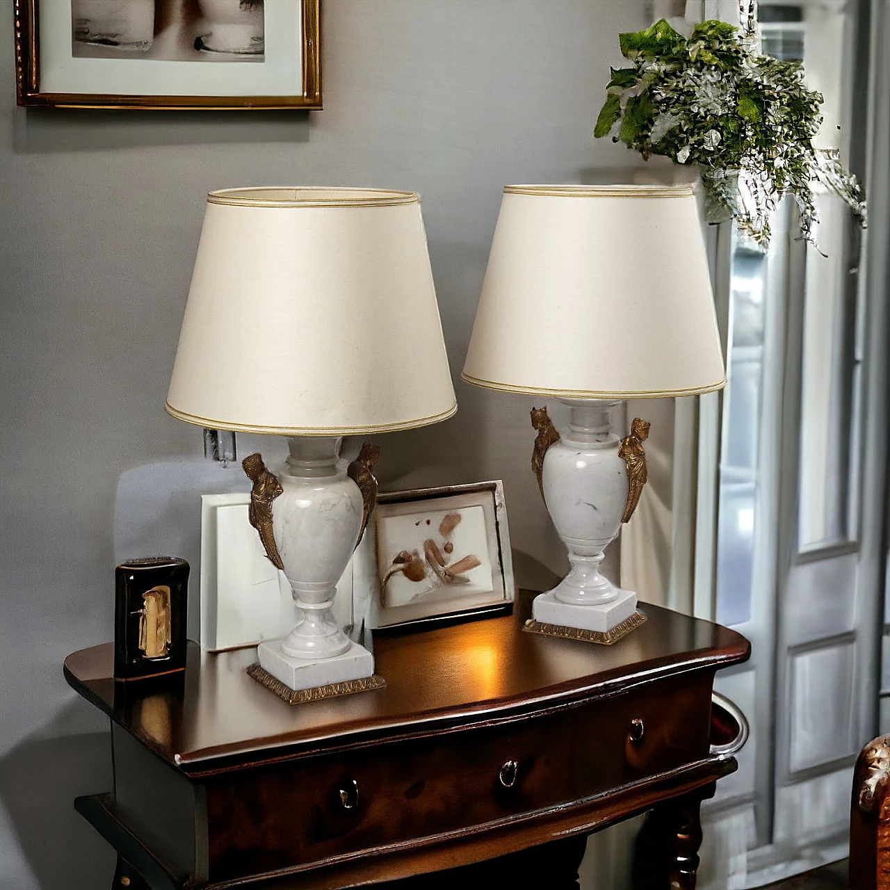 Coppia di lampade da tavolo in marmo bianco e bronzo dorato 9