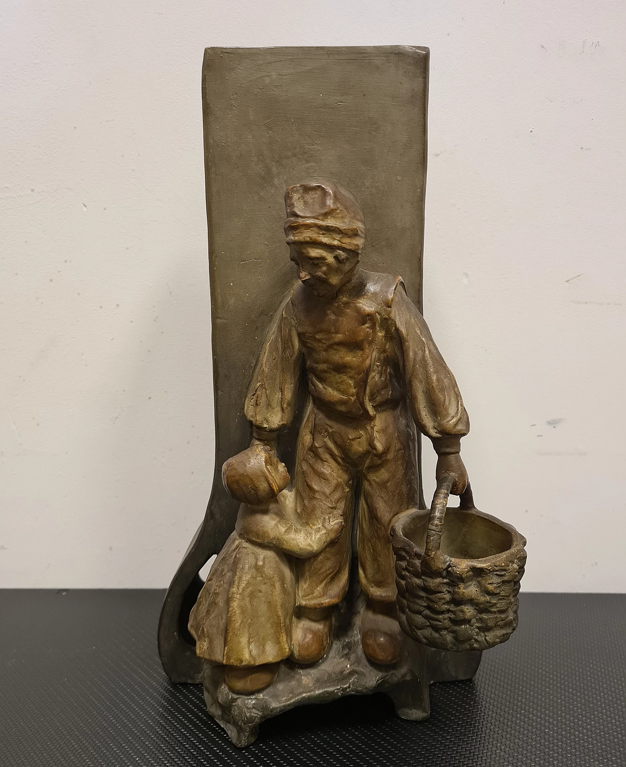 Vaso in terracotta dipinta con scultura di un contadino, anni '20 1
