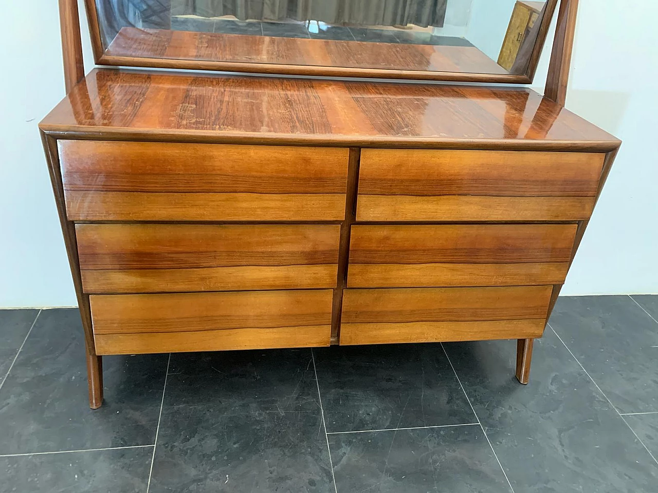Comò in legno con specchio con cassetti diagonali, anni '60 3