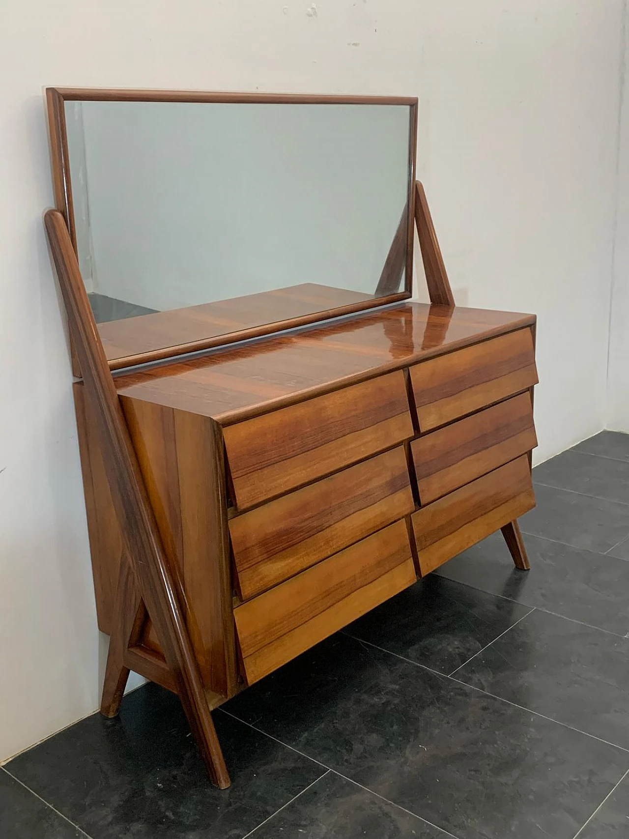 Comò in legno con specchio con cassetti diagonali, anni '60 4