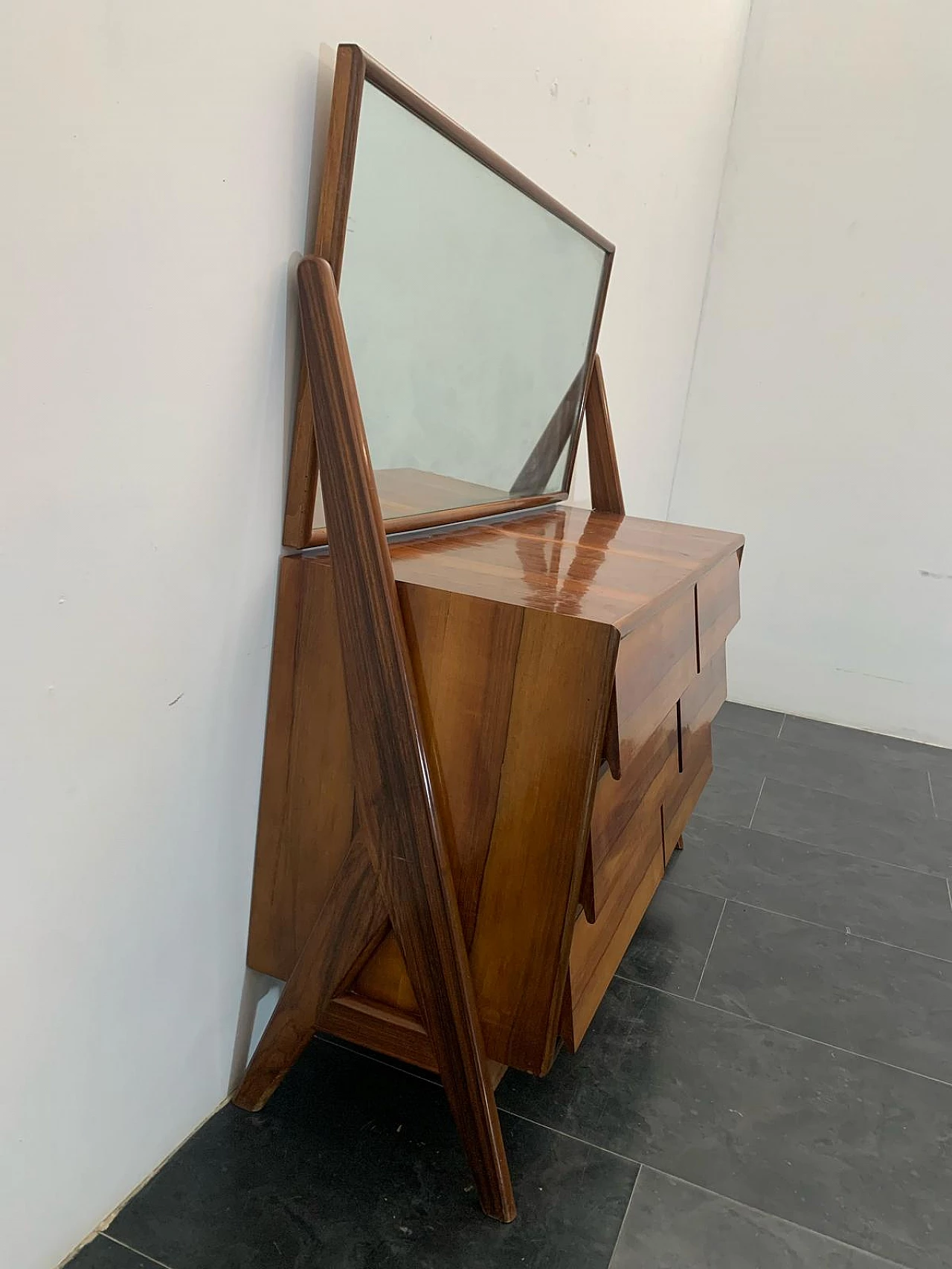 Comò in legno con specchio con cassetti diagonali, anni '60 5