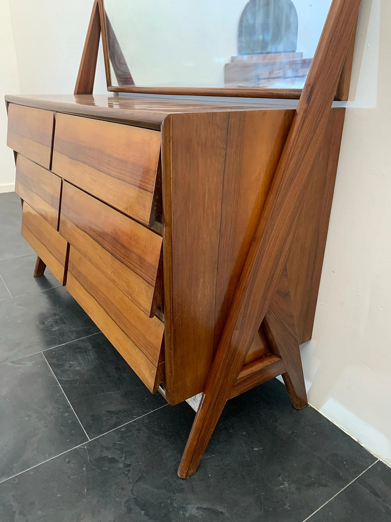 Comò in legno con specchio con cassetti diagonali, anni '60 7