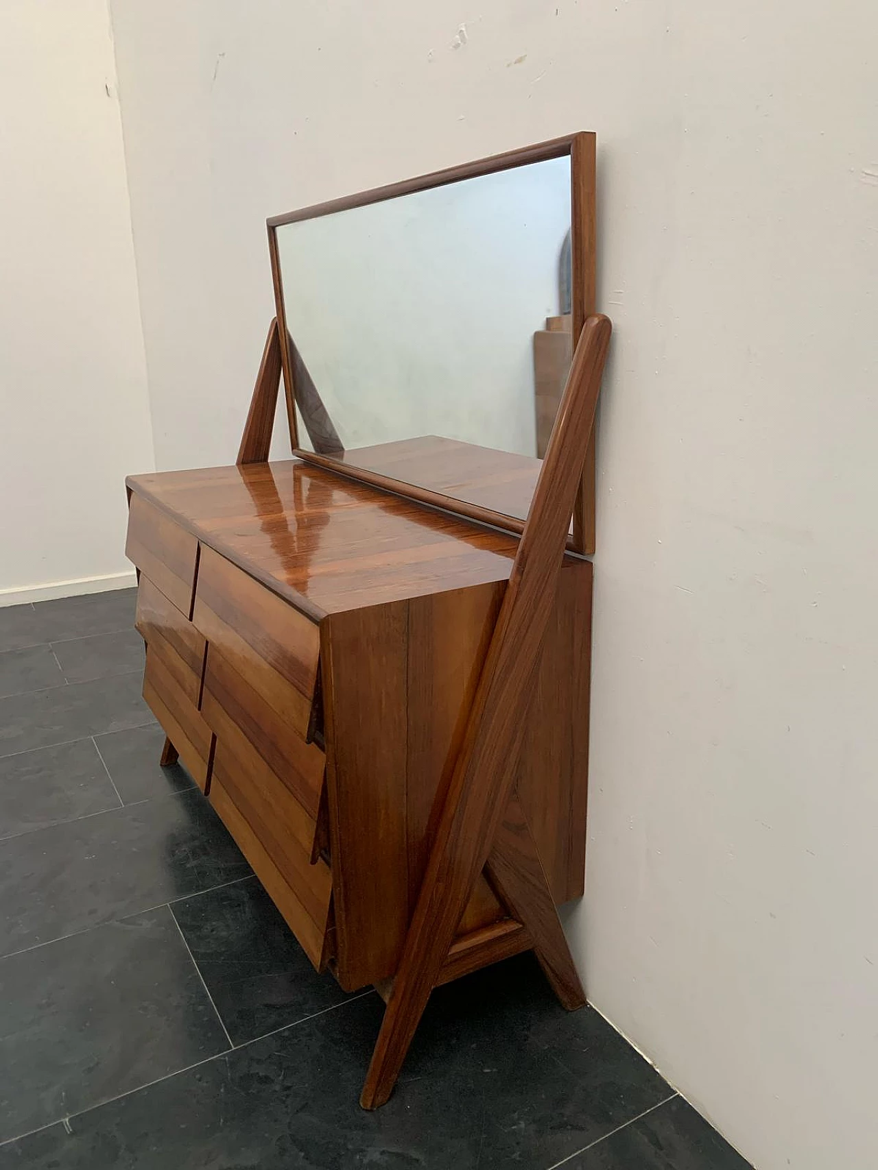 Comò in legno con specchio con cassetti diagonali, anni '60 8