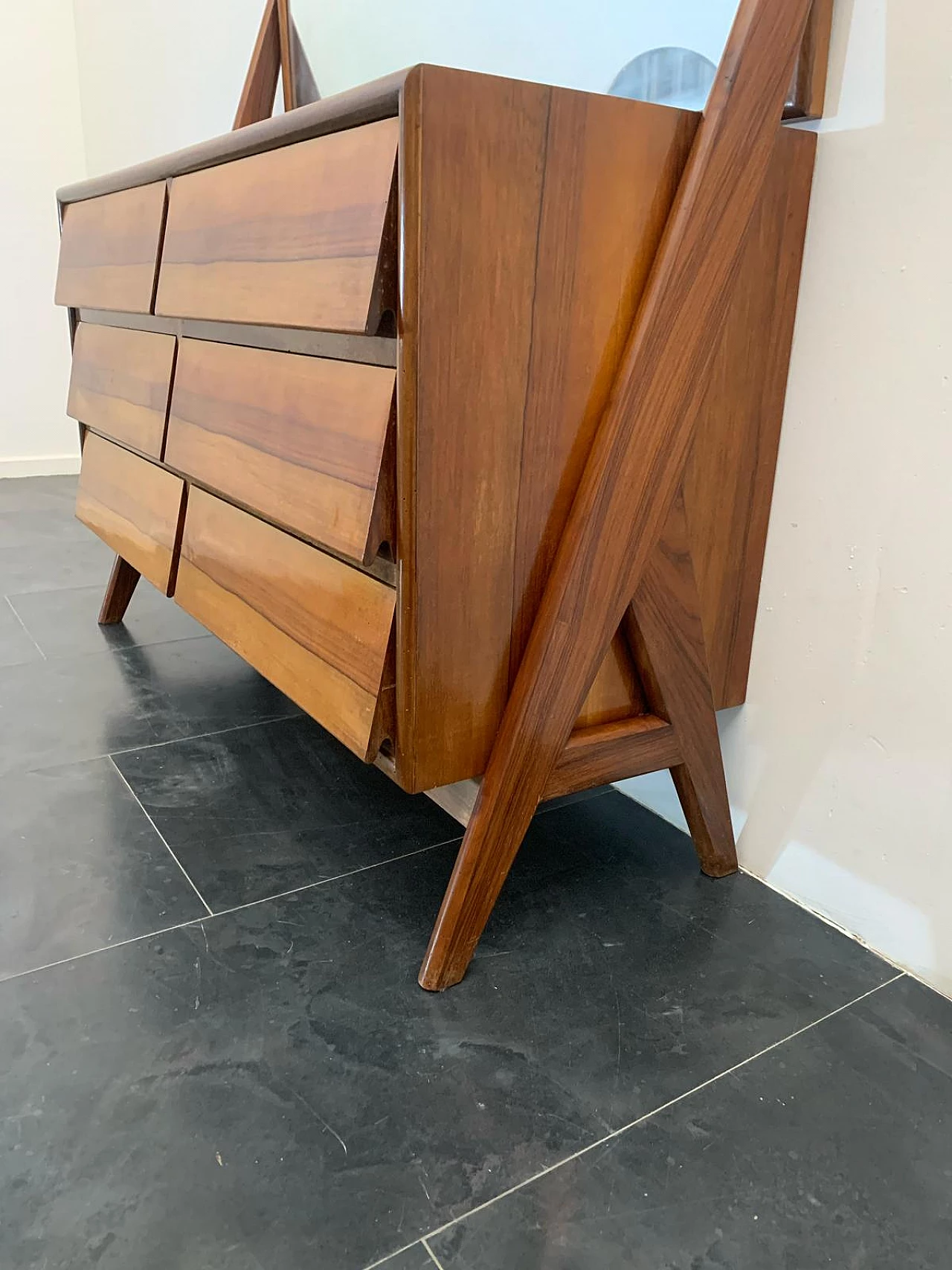 Comò in legno con specchio con cassetti diagonali, anni '60 9