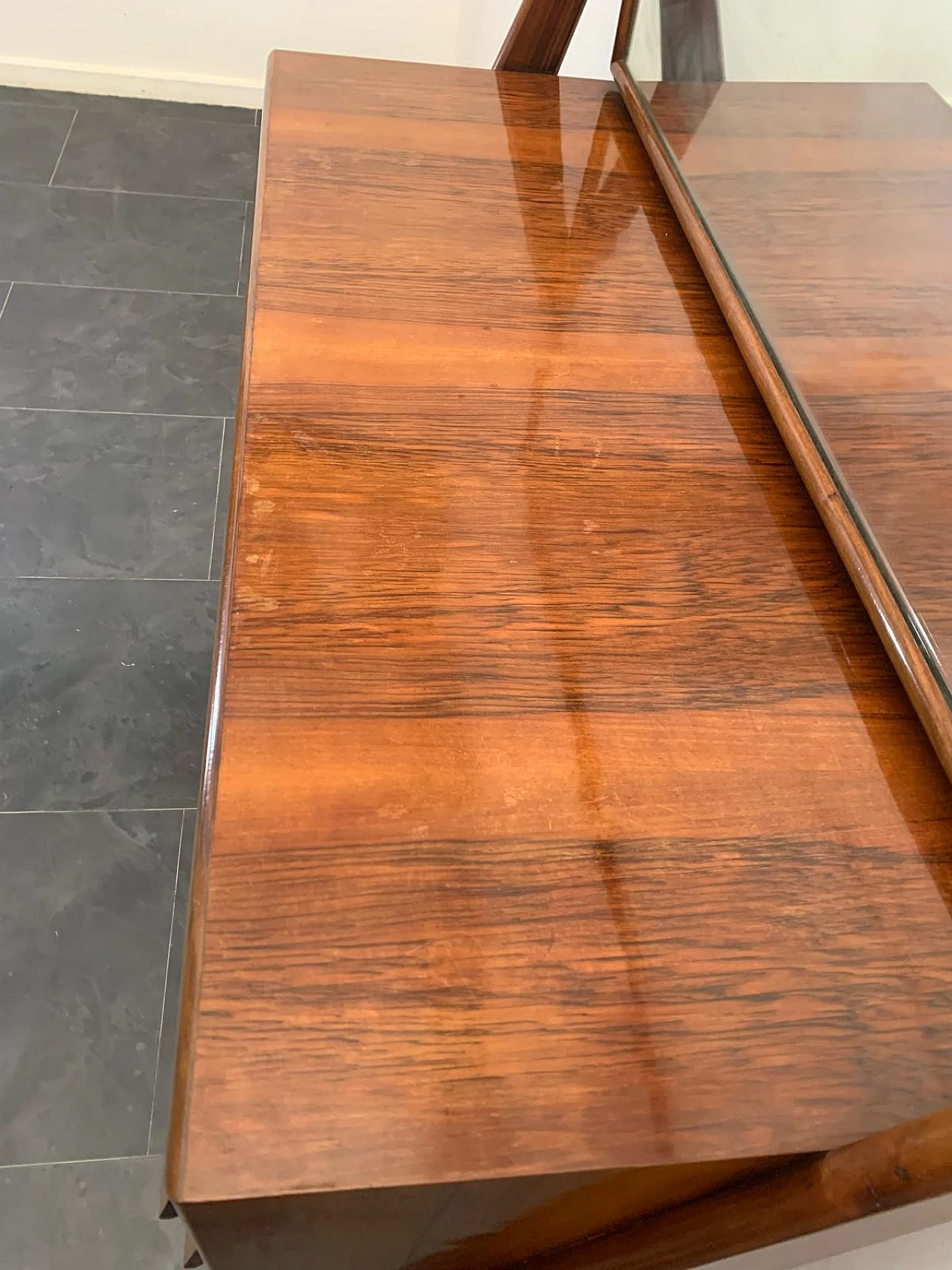 Comò in legno con specchio con cassetti diagonali, anni '60 10