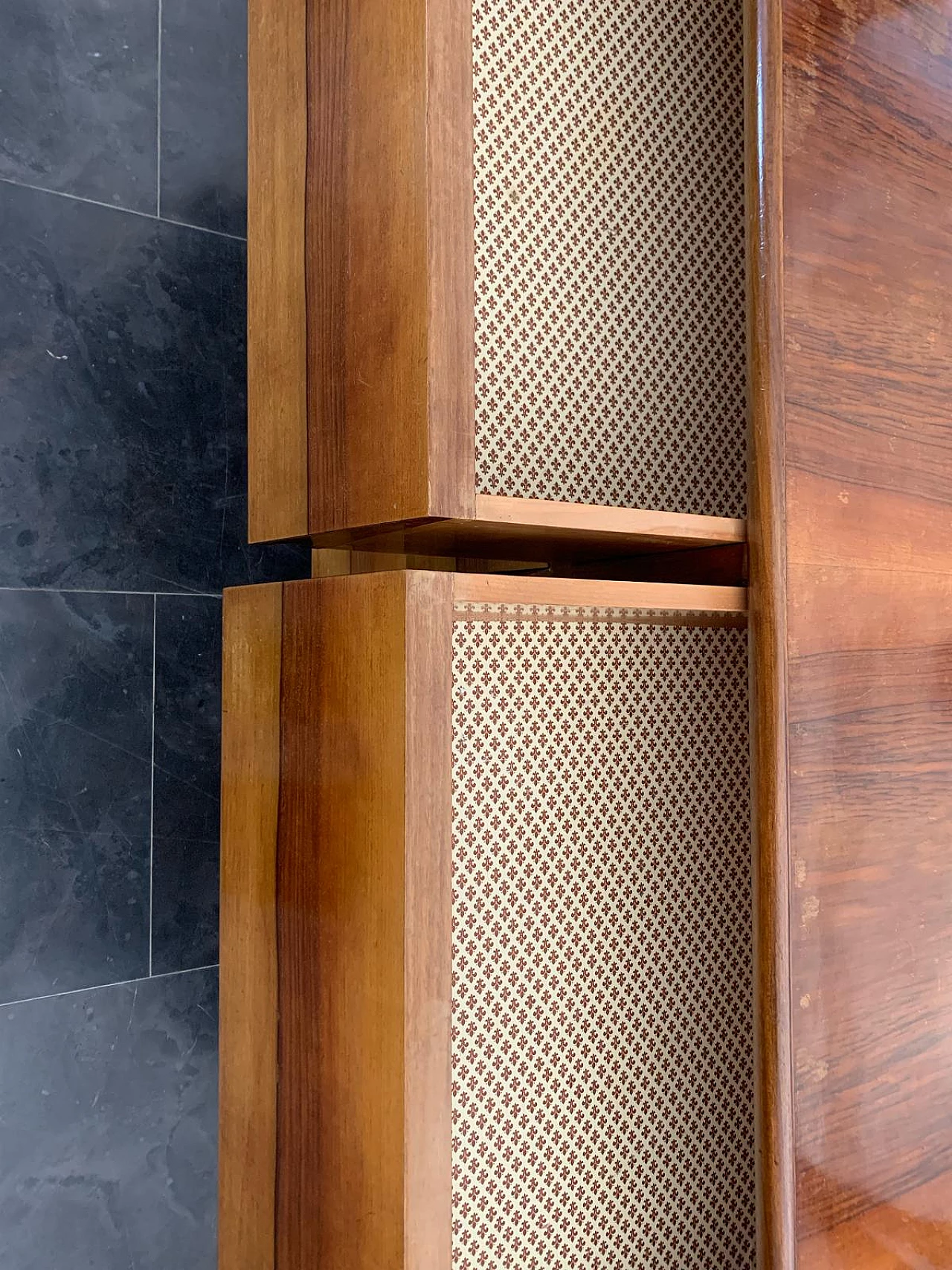 Comò in legno con specchio con cassetti diagonali, anni '60 12