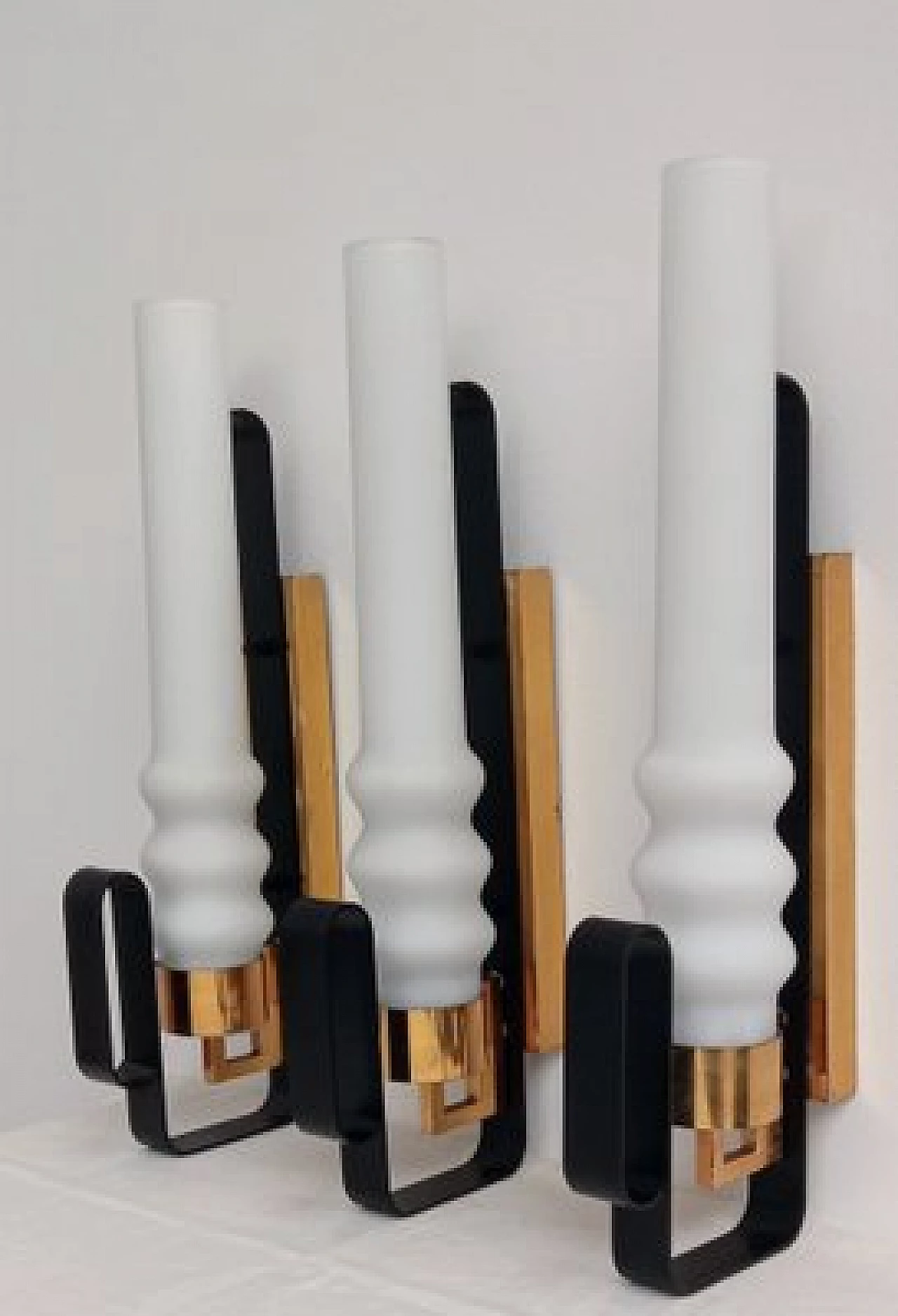 3 Applique in vetro opalino, metallo nero e ottone, anni '60 2