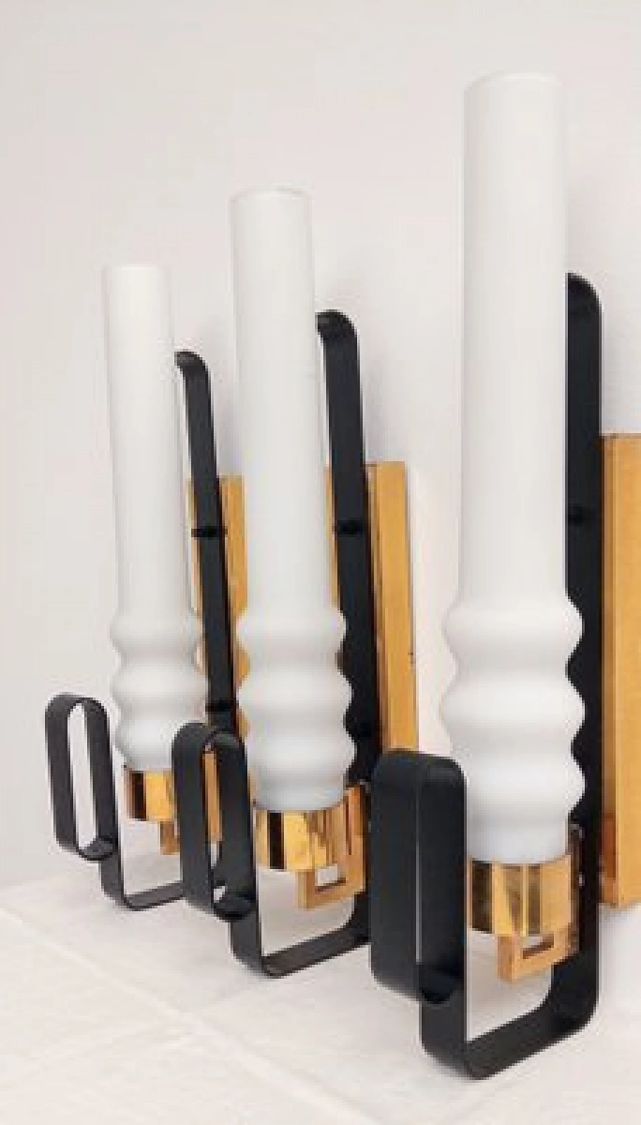 3 Applique in vetro opalino, metallo nero e ottone, anni '60 4