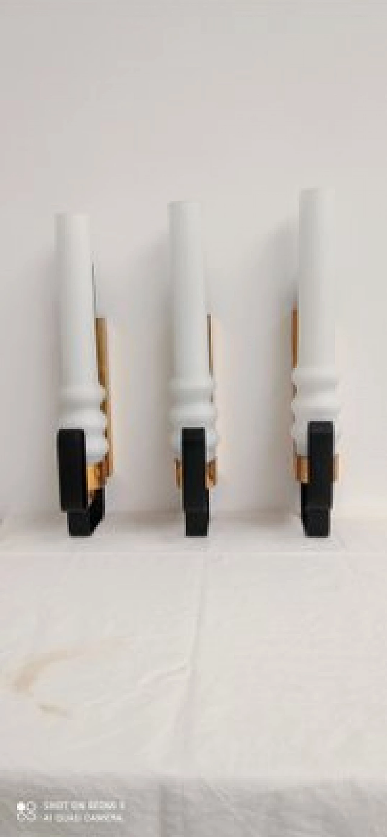 3 Applique in vetro opalino, metallo nero e ottone, anni '60 5