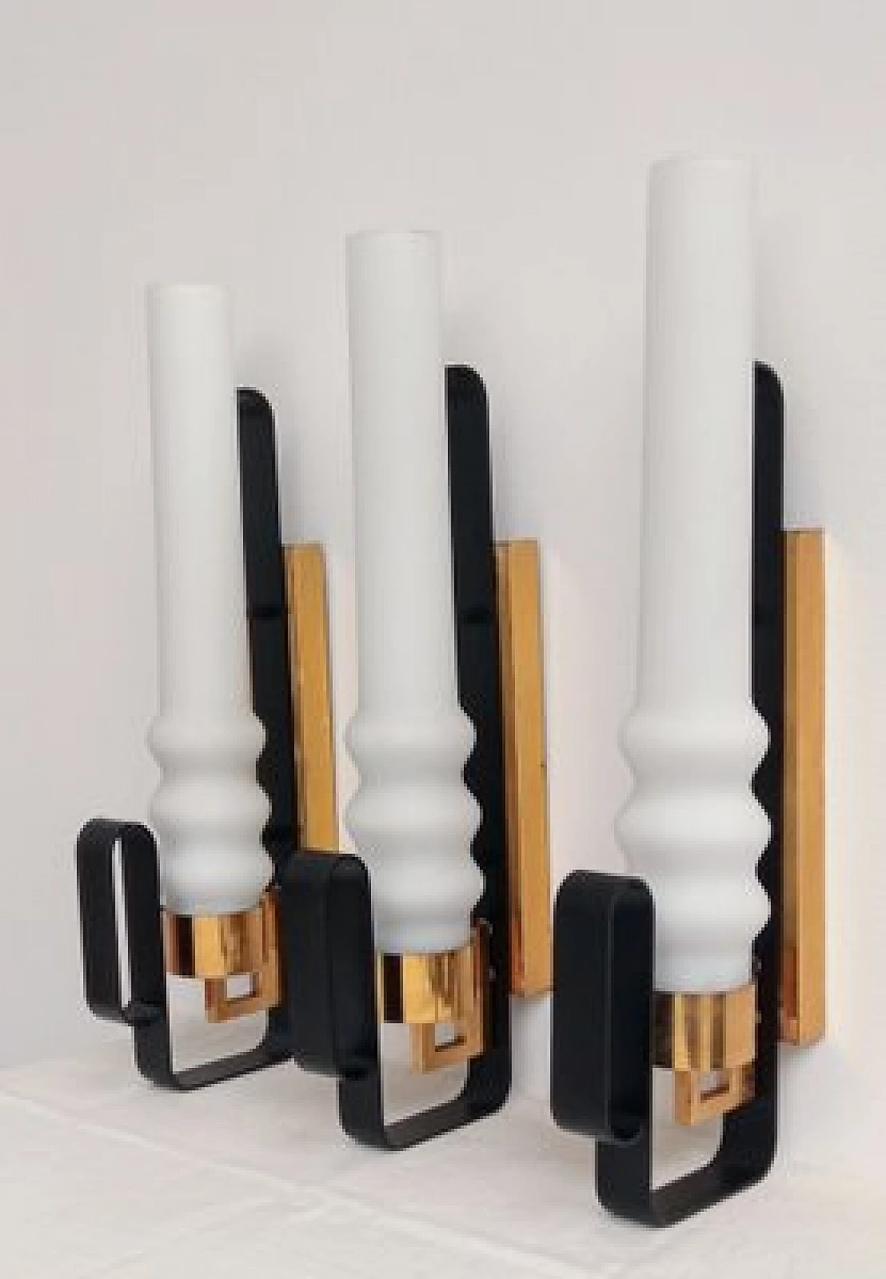 3 Applique in vetro opalino, metallo nero e ottone, anni '60 9