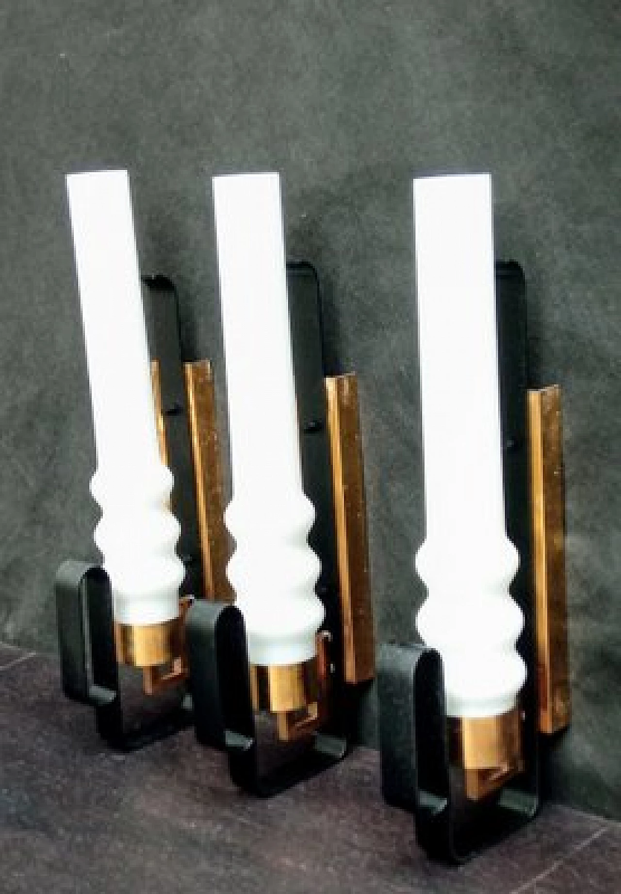 3 Applique in vetro opalino, metallo nero e ottone, anni '60 10