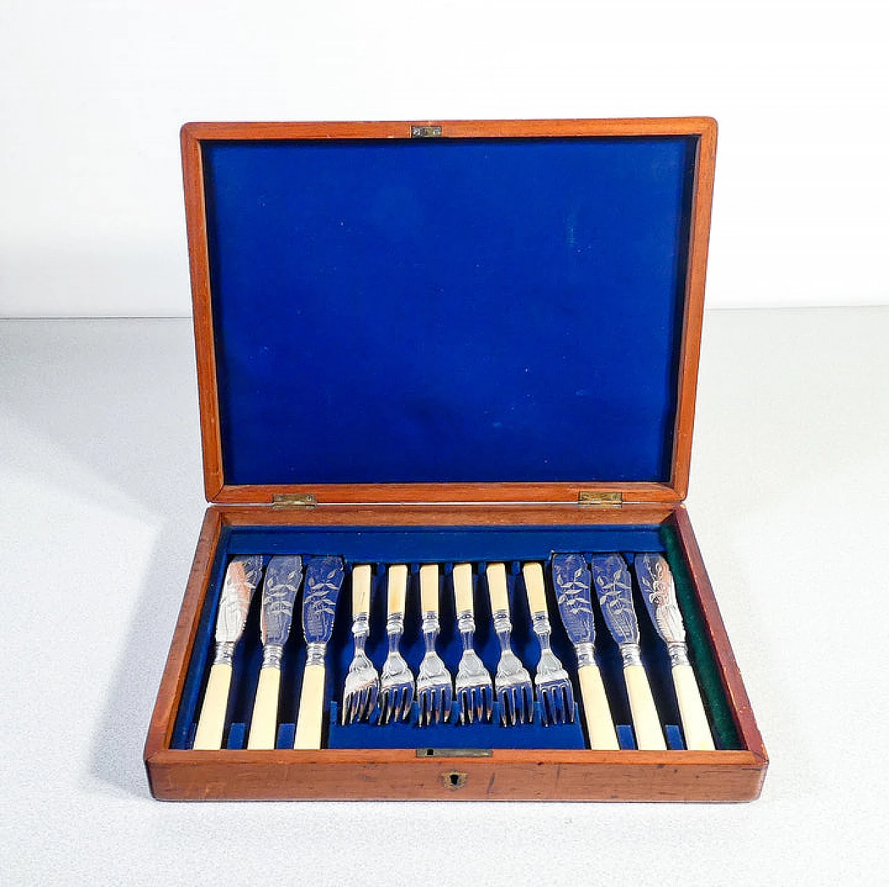 Fish cutlery service with case by William Briggs, 1886 3