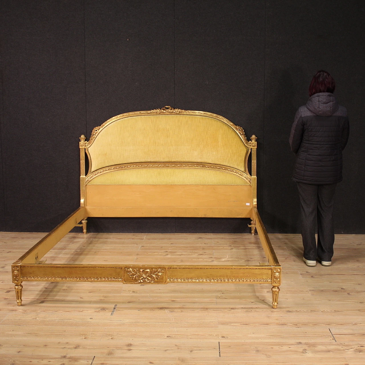 Double bed frame in velvet and carved and gilded wood 2