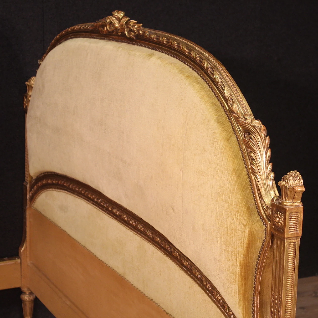 Double bed frame in velvet and carved and gilded wood 5