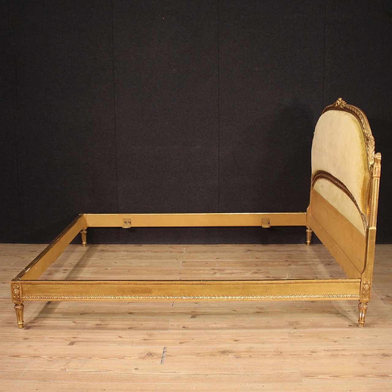 Double bed frame in velvet and carved and gilded wood 6