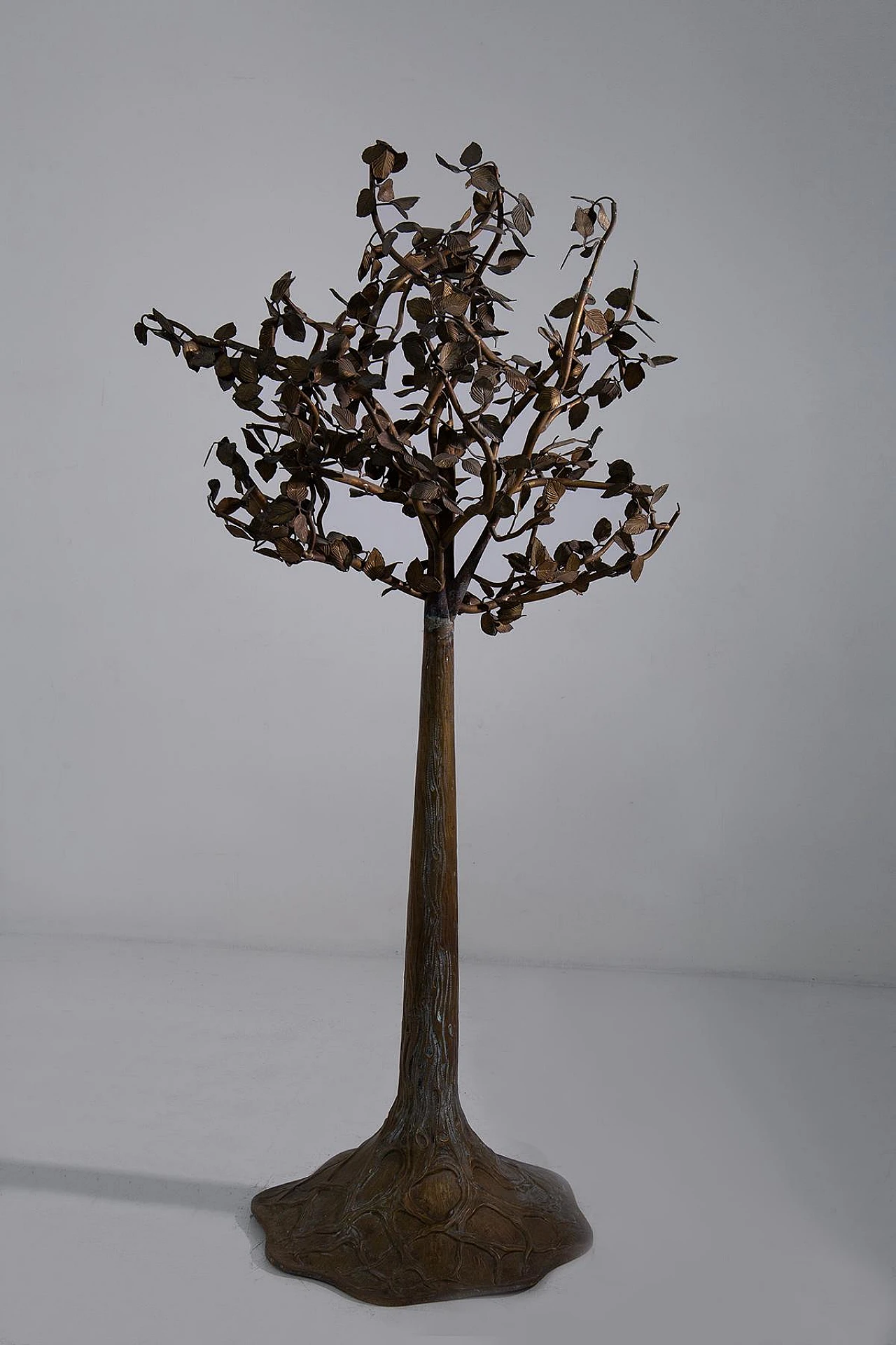 Scultura stile Liberty di albero in metallo dorato, anni '50 2