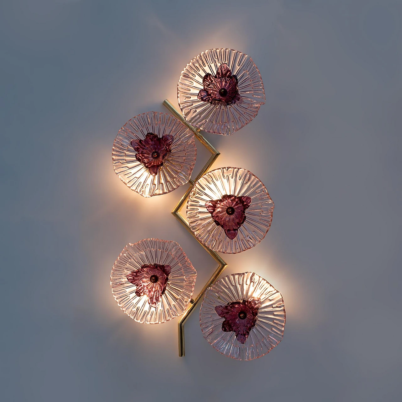 Coppia di applique in vetro di Murano e ottone con fiori, anni '90 7