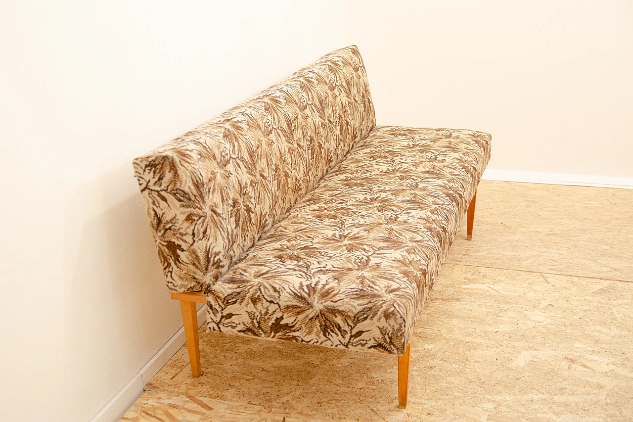 Divano letto in faggio e tessuto di Miroslav Navrátil, anni '60 4
